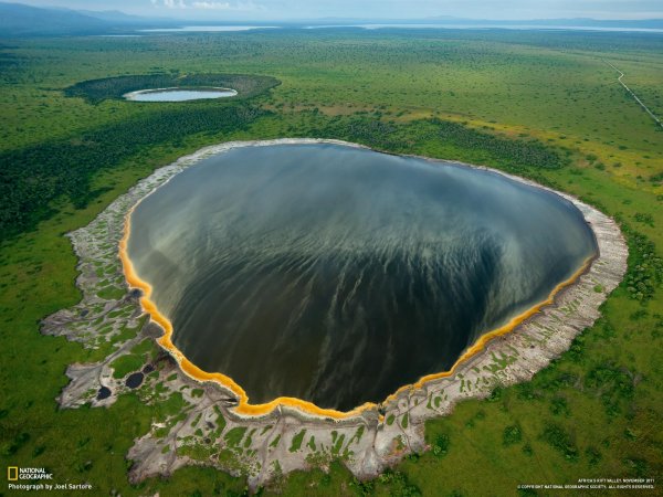 Бездонное озеро в кратере потухшего вулкана