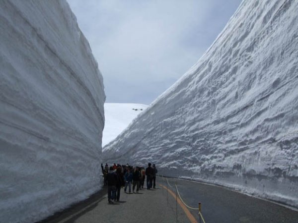 Коридор из снега высотой 20 метров (7 фото + видео)