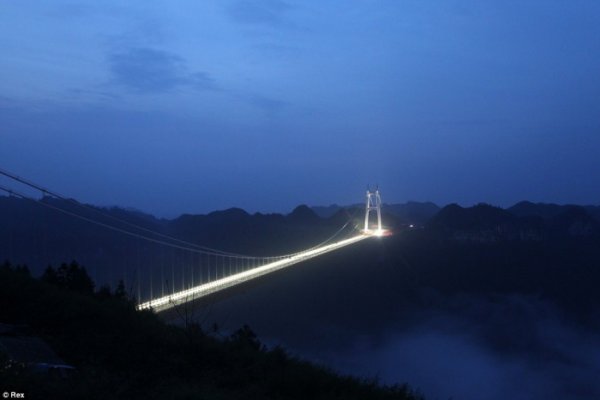 В Китае построили самый длинный подвесной мост в мире (5 фото)