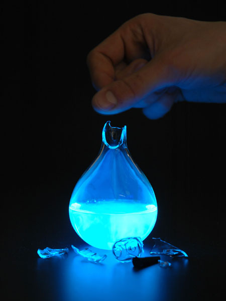 Лампа, работающая от человеческой крови (4 фото)