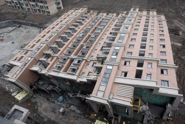 Упавшие дома в Китае (15 фото)
