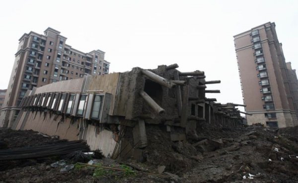 Упавшие дома в Китае (15 фото)