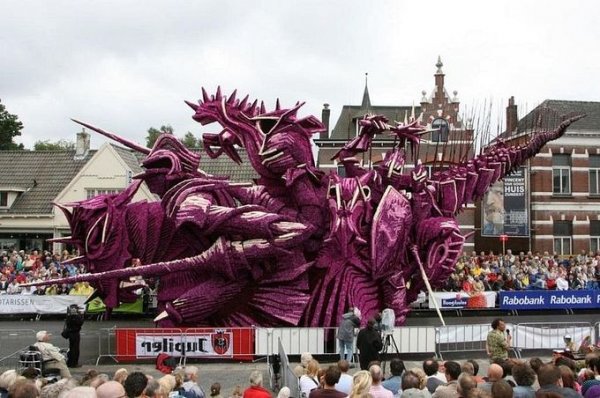 Скульптуры из цветов на параде Bloemencorso Zundert (21 фото)
