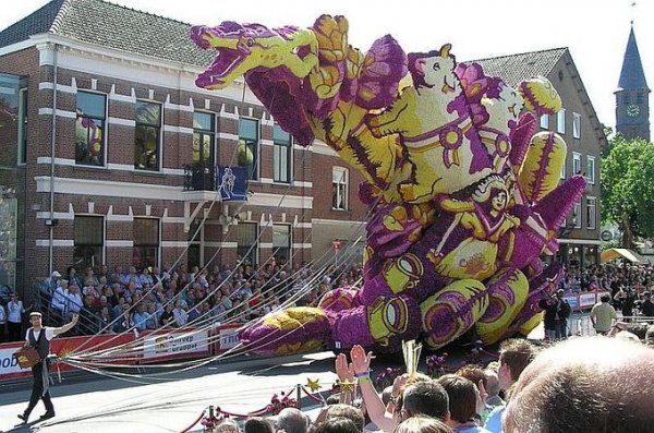 Скульптуры из цветов на параде Bloemencorso Zundert (21 фото)