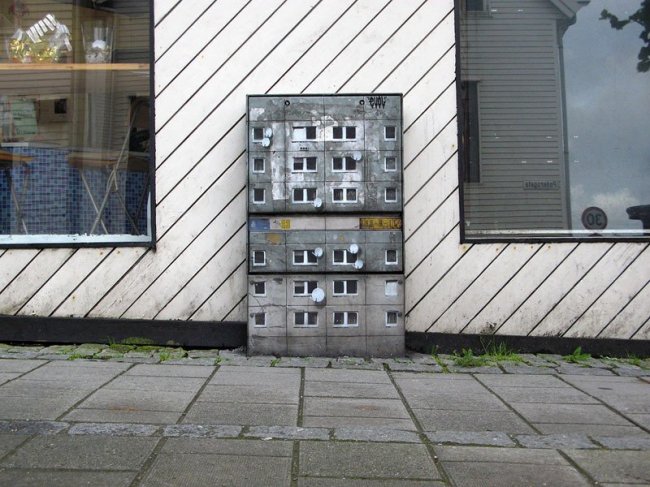 Стрит-арт немецкого художника Evol: дома-крохи в большом городе  (21 фото)