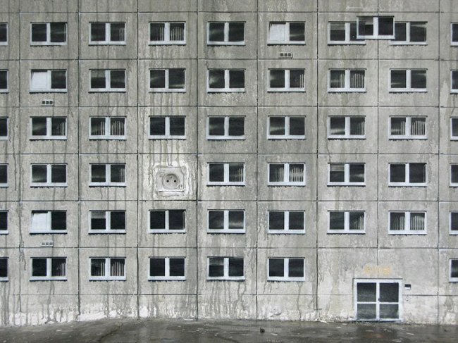 Стрит-арт немецкого художника Evol: дома-крохи в большом городе  (21 фото)