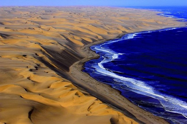 Там где пустыня встречается с водой (10 фото)