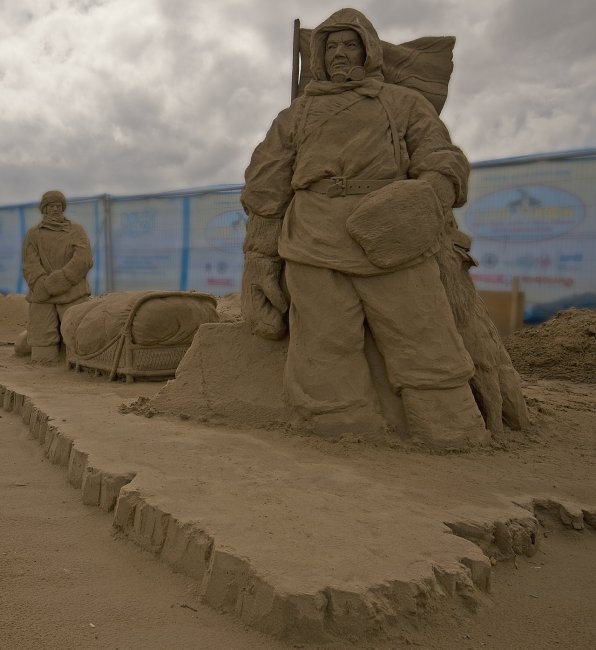 Удивительные фигуры из песка (75 фото)