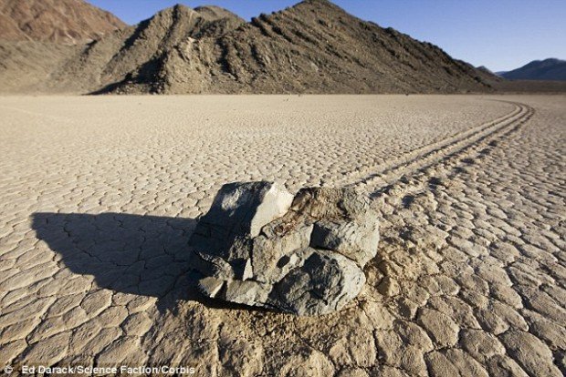 Тайну движущихся камней Долины Смерти разгадали (6 фото)