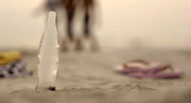Coca-Cola выпустила бутылку, сделанную полностью изо льда (8 фото+видео)