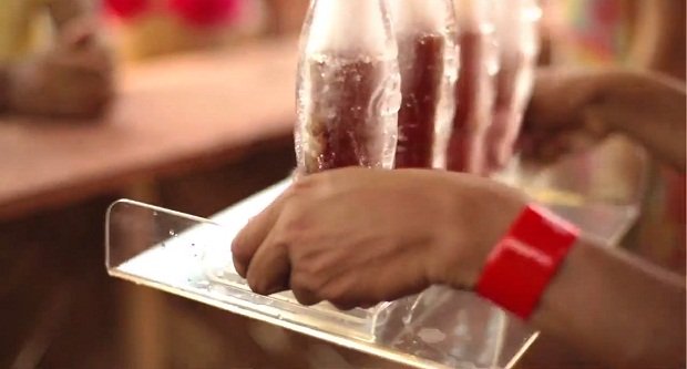 Coca-Cola выпустила бутылку, сделанную полностью изо льда (8 фото+видео)