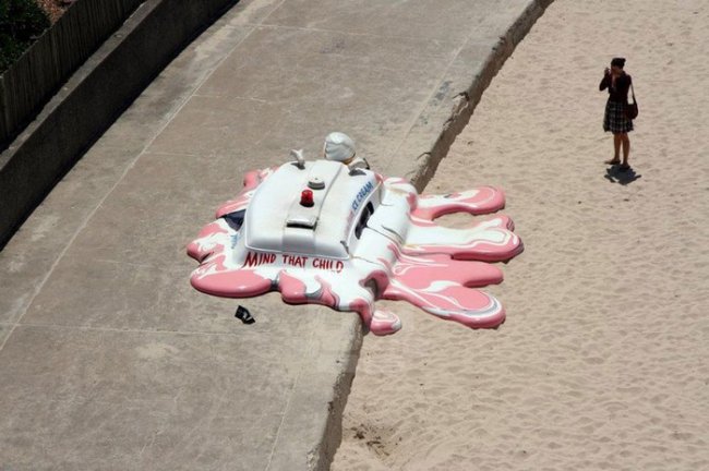Глобальное потепление против мороженого и мороженщика. Необычная инсталляция от The Glue Society на пляже в Сиднее