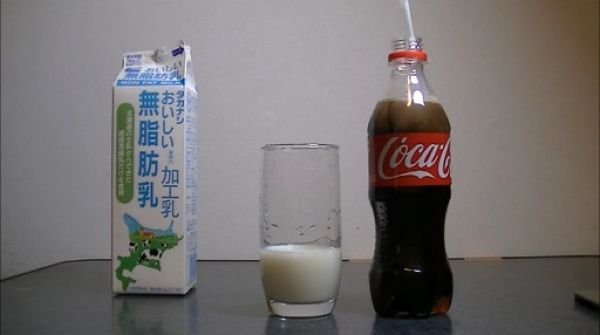 Молоко превращает колу в прозрачную жидкость (12 фото)