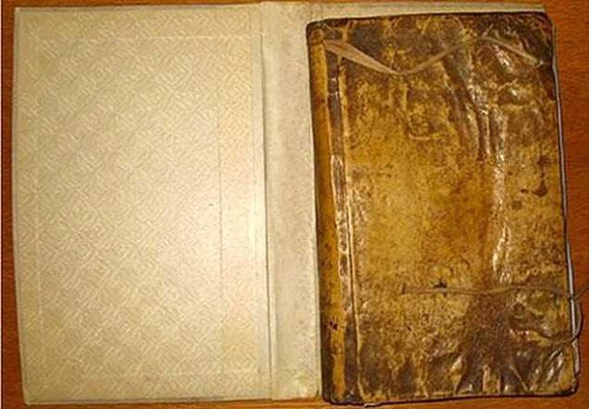 В библиотеке Гарвардского университета найдена книга из человеческой кожи (3 фото)