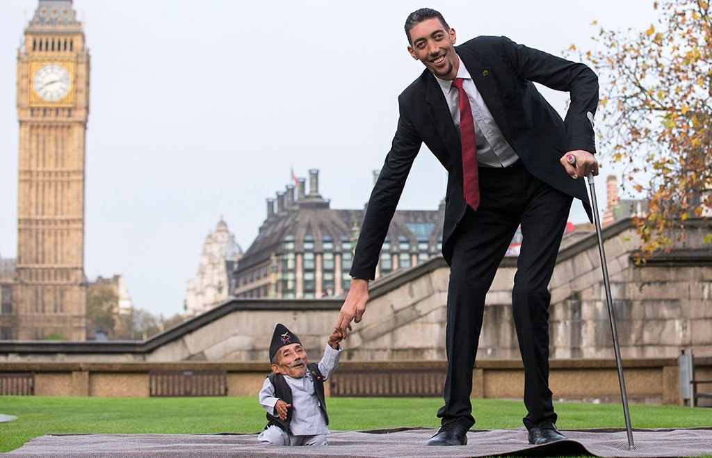 Самый высокий человек в мире встретился с самым маленьким человеком » Интересные факты: самое невероятное и любопытное в мире