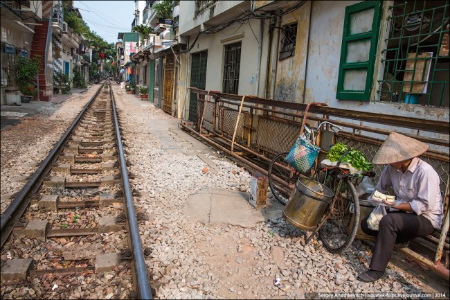 Железная дорога в центре столицы Вьетнама