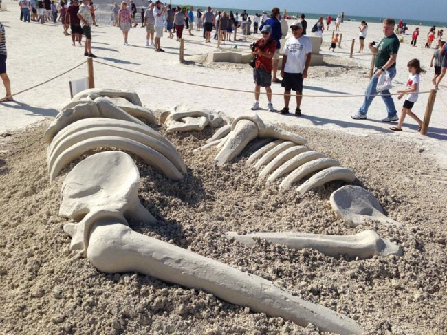 Скульптура из песка - любовь не умрет никогда (2 фото)