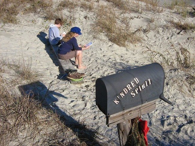 Одинокий почтовый ящик на необитаемом острове (5 фото)