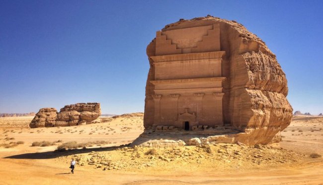 Одинокий дворец в пустыне Саудовской Аравии (4 фото)