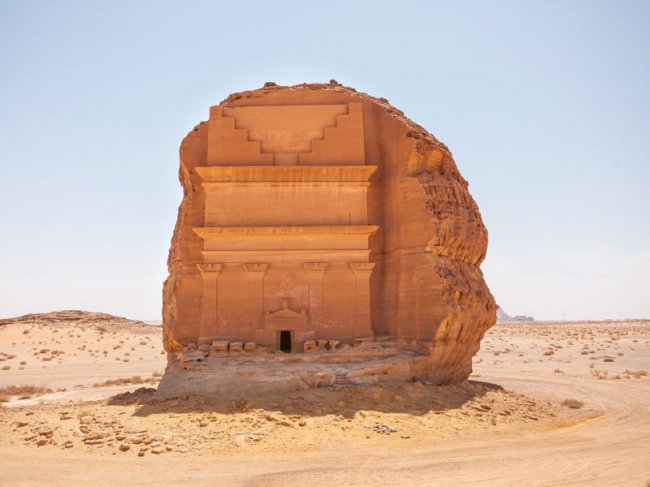 Одинокий дворец в пустыне Саудовской Аравии (4 фото)