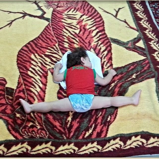 Невероятные способности двухлетнего гимнаста Арата Хоссейни (15 фото)