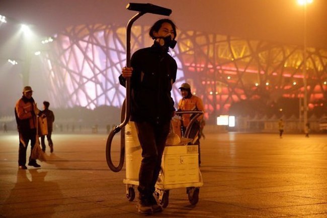 Китайский художник 100 дней пылесосил воздух Пекина, чтобы создать из смога кирпич (6 фото)
