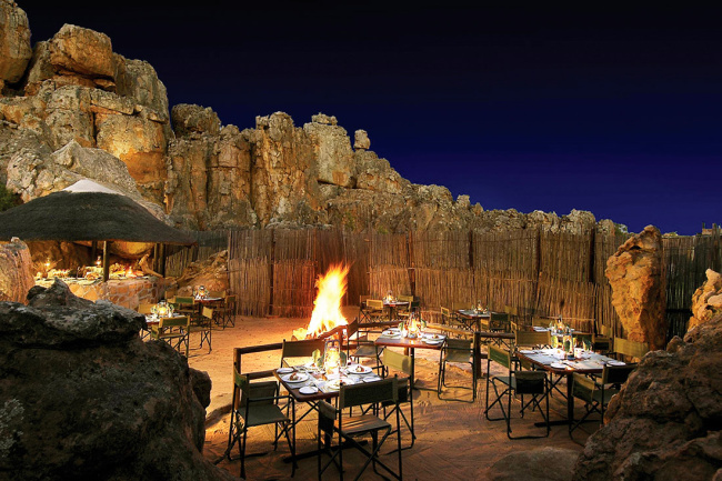 Отель в скальных пещерах в ЮАР (7 фото)