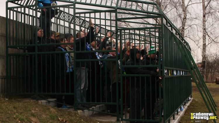 В Польше на футбольном матче зрители сидели в клетках (3 фото)