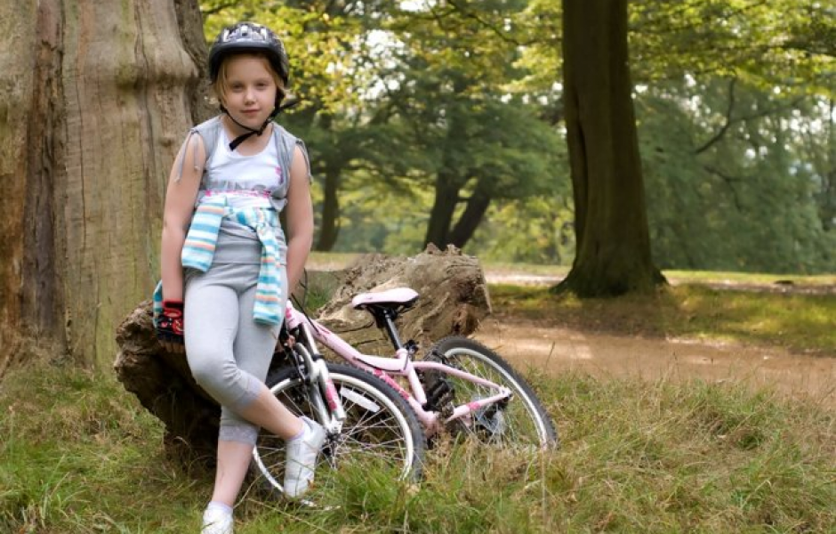 Какой велосипед выбрать для девочки. Фотосессия детей с велосипедом. Фотосессия с детскими велосипедами. Велосипед для девочки 7 лет. Велосипед фото для детей.