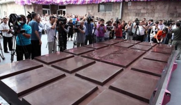 Самая большая шоколадная плитка в мире
