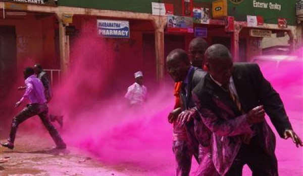 Полиция использует розовую воду (3 фото)