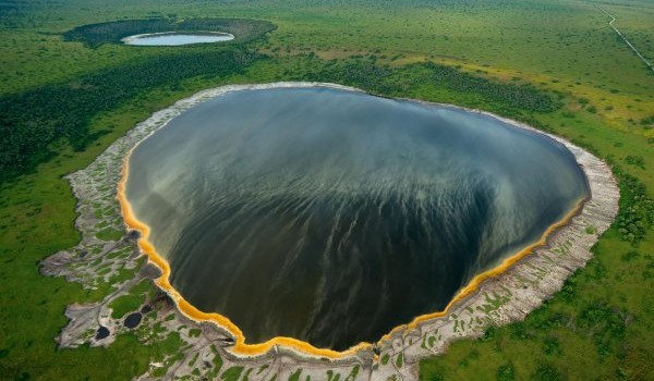 Бездонное озеро в кратере потухшего вулкана