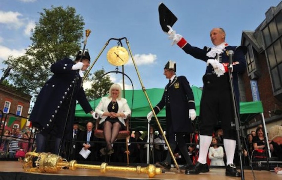 В британском городе существует традиция публичного взвешивания мэра