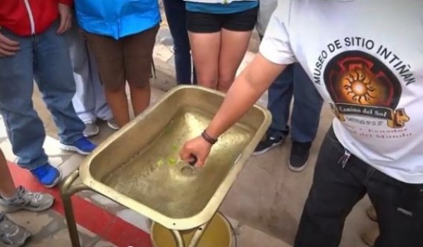 Эксперимент с водой на экваторе (фото + видео)