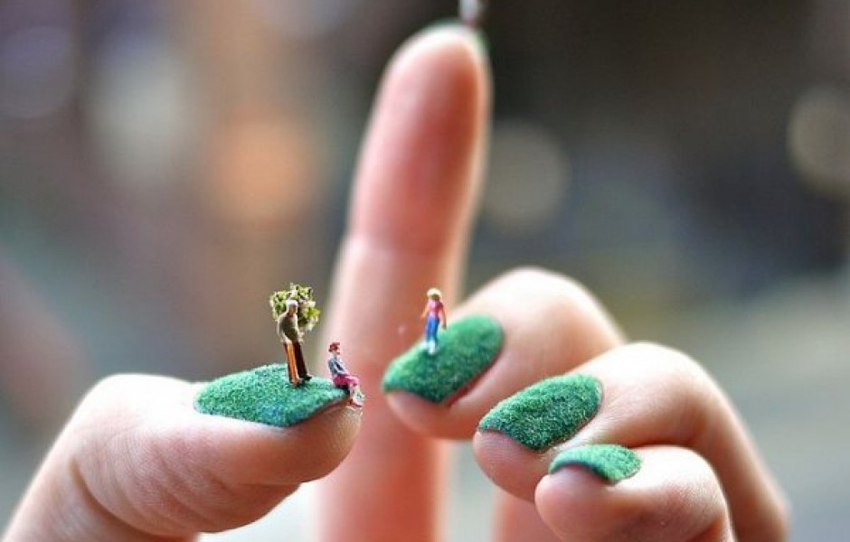 Живописные миниатюры на ногтях (6 фото)