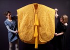 Золотое платье из шёлка паука (8 фото)