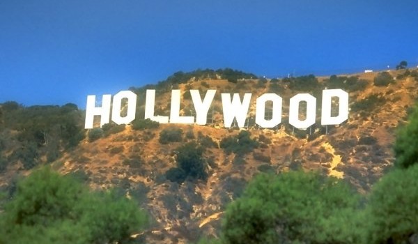 Знак «HOLLYWOOD» — это рекламный лозунг по продаже домов!