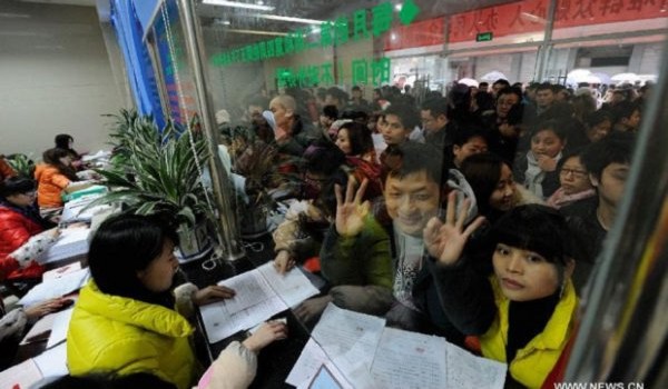 4 января в Китае заключили брак миллионы пар (4 фото)