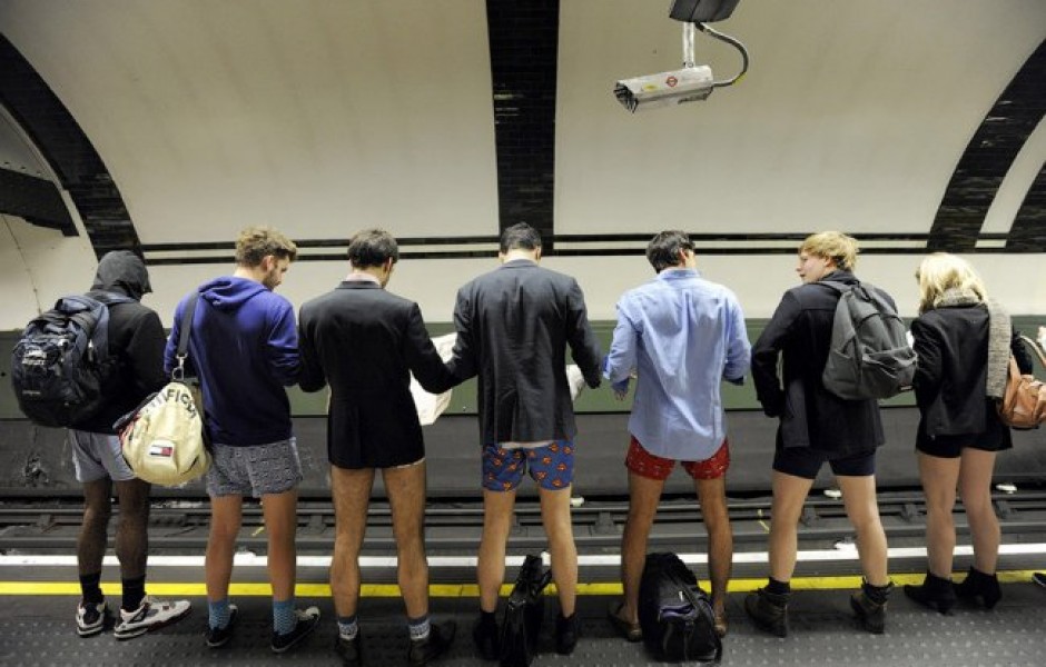 Флэшмоб - поездка на метро без штанов. (30 фото)