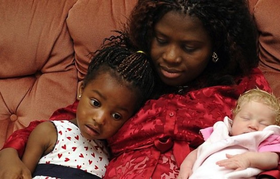 В 2010-м году у пары чернокожих нигерийцев родился совершенно белый голубоглазый ребёнок.