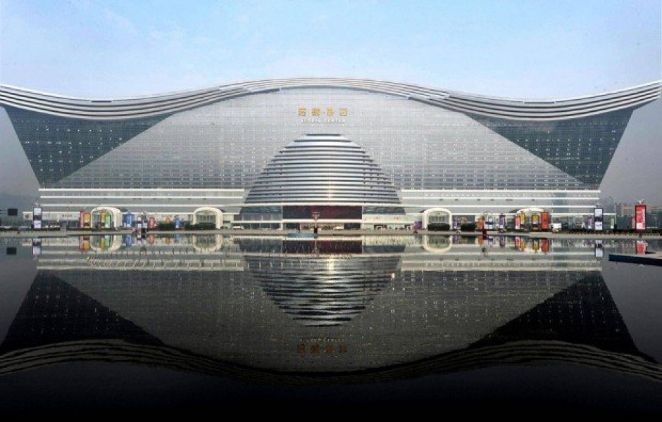 В Китае построили самое большое здание на планете (10 фото)