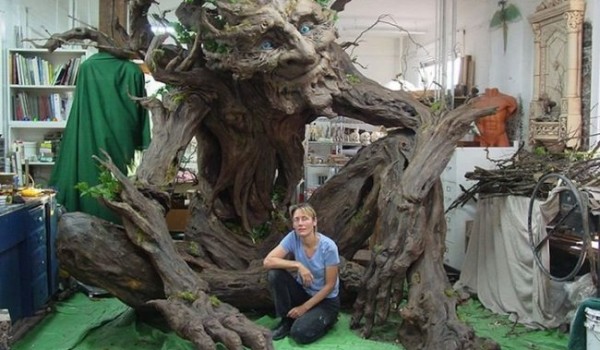 Художница создала поразительного тролля-дерево в честь своего отца