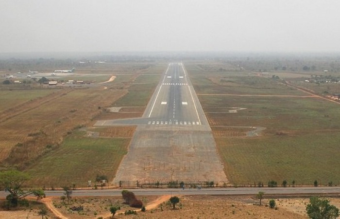 Необычный аэропорт в Гамбии (2 фото)