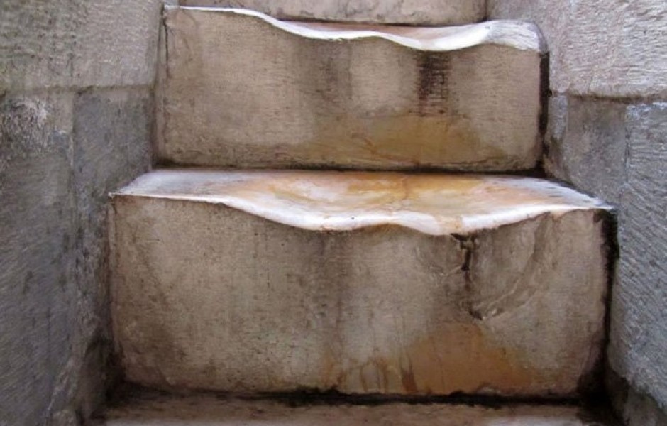 Взгляд изнутри: протоптанные ступени в Пизанской башне (2 фото)