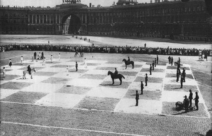 Игра в шахматы людьми (6 фото)
