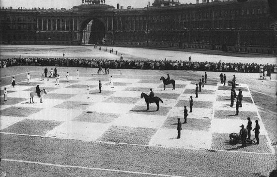 Игра в шахматы людьми (6 фото)