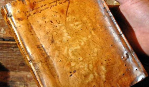 В библиотеке Гарвардского университета найдена книга из человеческой кожи (3 фото)