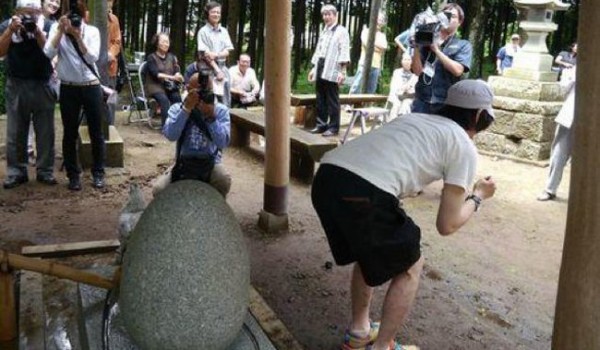В Японии есть святыня, лечащая геморрой (2 фото)