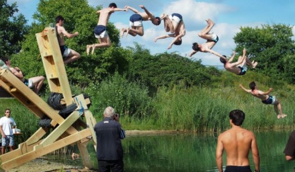 Катапульта для прыжков в озеро (7 фото)