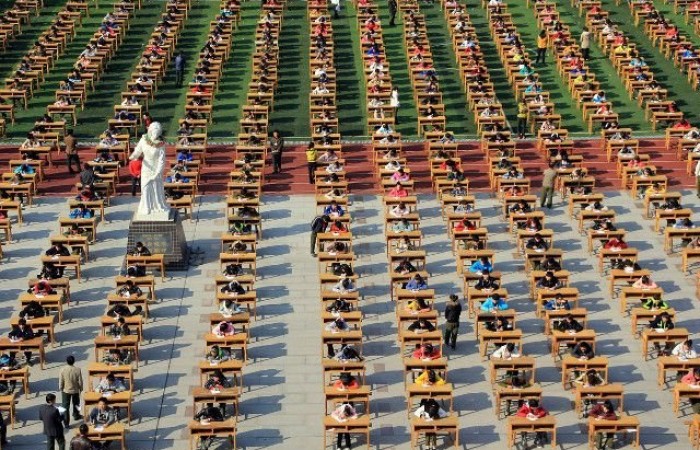 Экзамен на свежем воздухе в Китае (6 фото)
